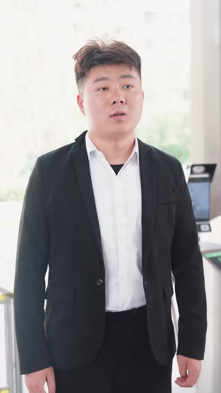 拽妈携崽归来（一胎三宝，神秘爹地竟是大佬）海报